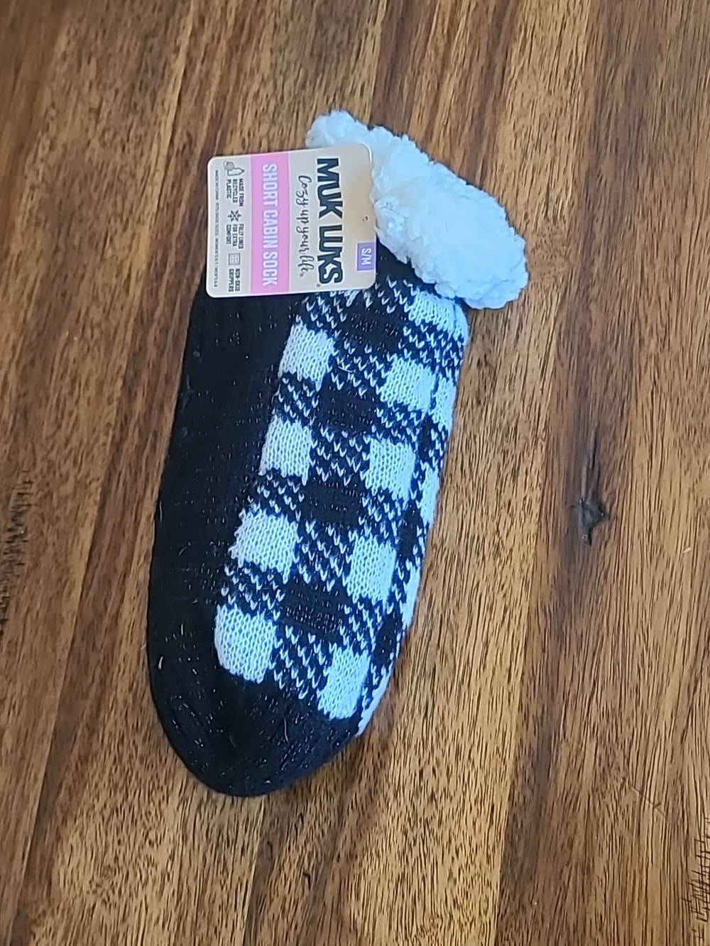 Ladies S/M  Non Skid Snowflake Muk Luks Cabin Socks